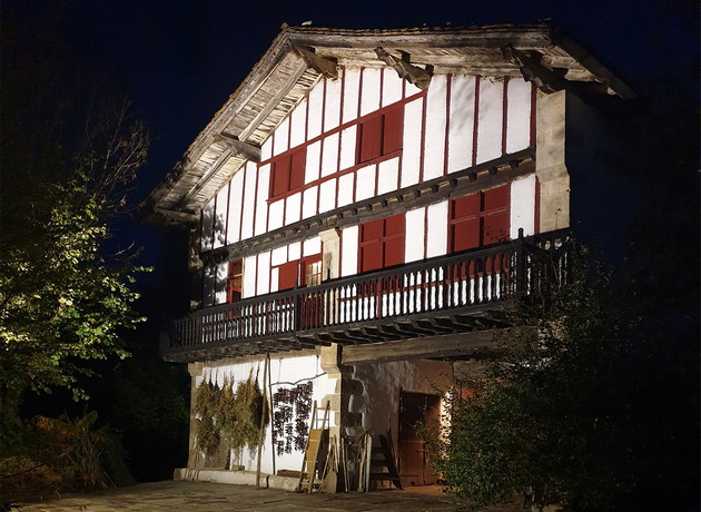 Fachada nocturna de Ortillopitz